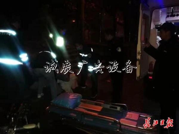 凌晨，男子街頭喊救宣傳欄燈箱命，民警及時處置救一命