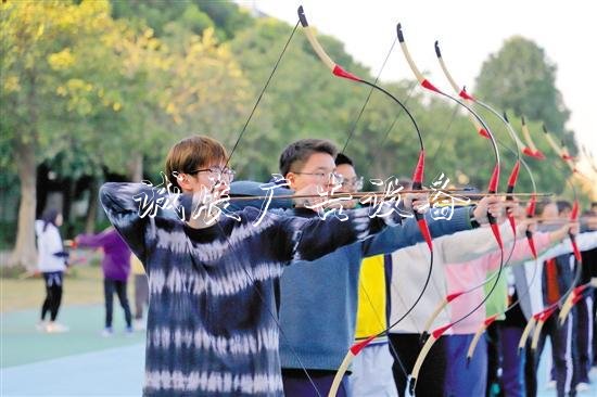 射箭課上，同學們統(tǒng)一瞄準箭靶