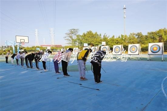 上射箭課前，所有同學要先行靶前禮