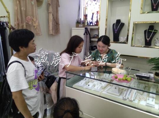 白云區(qū)紅云社區(qū)多項(xiàng)措滾動燈箱施并舉營造良好營商環(huán)境