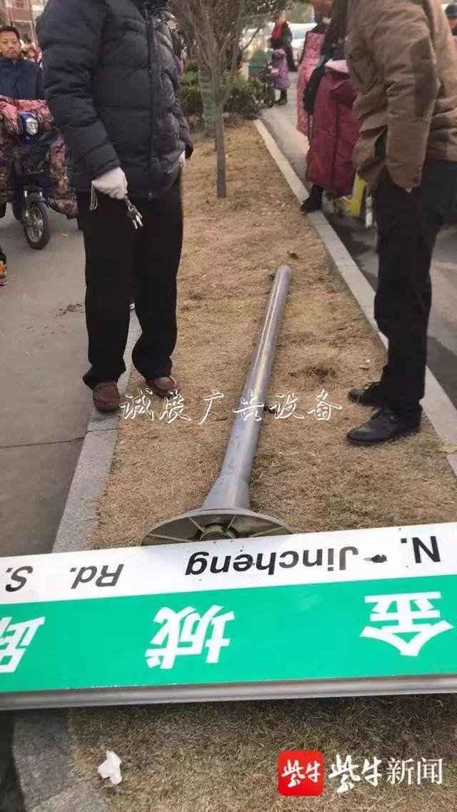 1米8高的路牌突然倒學(xué)校宣傳欄下，她反而迎了上去……