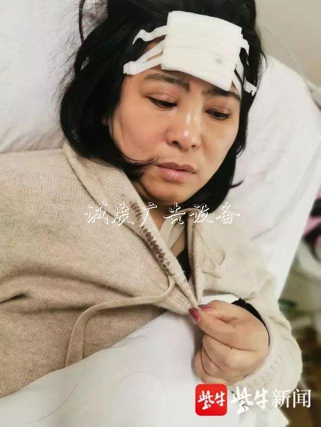 1米8高的路牌突然倒學(xué)校宣傳欄下，她反而迎了上去……