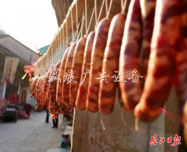 打糍粑、攤豆絲、買路燈燈箱年貨，鄉(xiāng)村過(guò)大年成首選