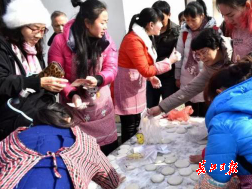 打糍粑、攤豆絲、買路燈燈箱年貨，鄉(xiāng)村過(guò)大年成首選