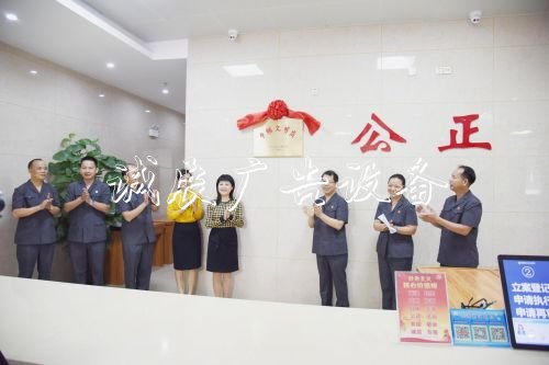 扶綏法院:舉行全國戶外廣告燈箱“巾幗文明崗”揭牌儀式