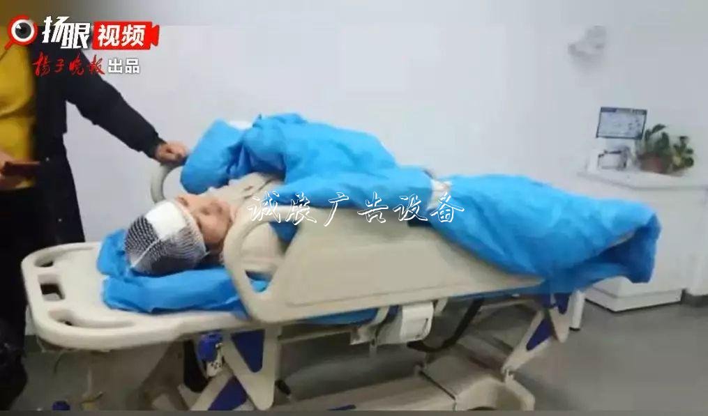 1米8高的路牌突然倒下，她反而迎了上去……