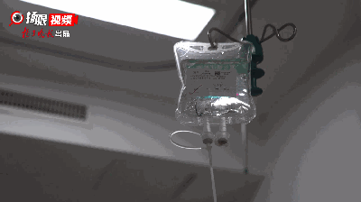 1米8高的路牌突然倒下，她反而迎了上去……