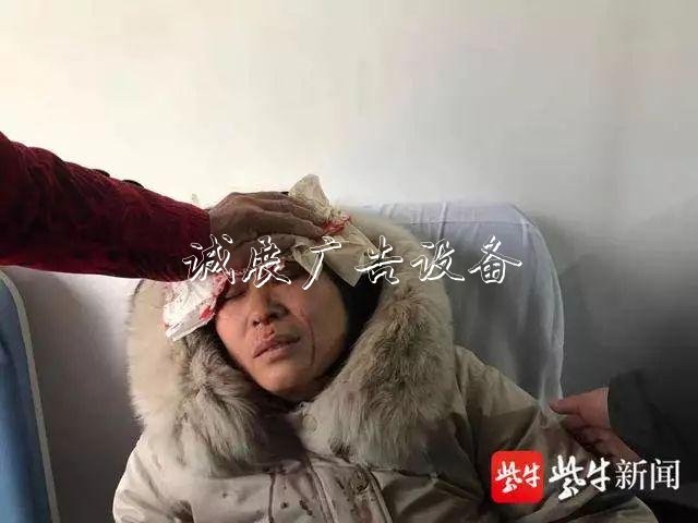 1米8高的路牌突然倒下，她反而迎了上去……