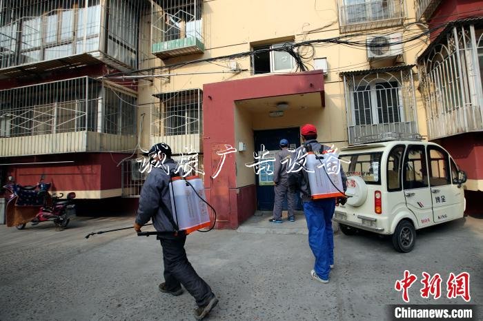 在北京通州玉橋南里南社區(qū)，清潔人員身背噴灑包，對社區(qū)內(nèi)的設(shè)施、犄角旮旯進行噴灑。　中新社記者 盛佳鵬 攝