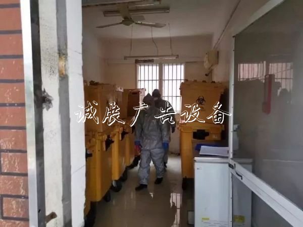 真硬漢！他們翻找醫(yī)垃圾收集亭廢垃圾箱，只為萬(wàn)無(wú)一失
