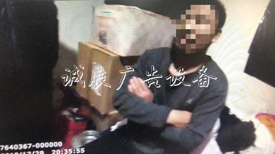 兩名男子撬開(kāi)多個(gè)垃圾箱宣傳欄房竊走可回收垃圾 已被抓獲