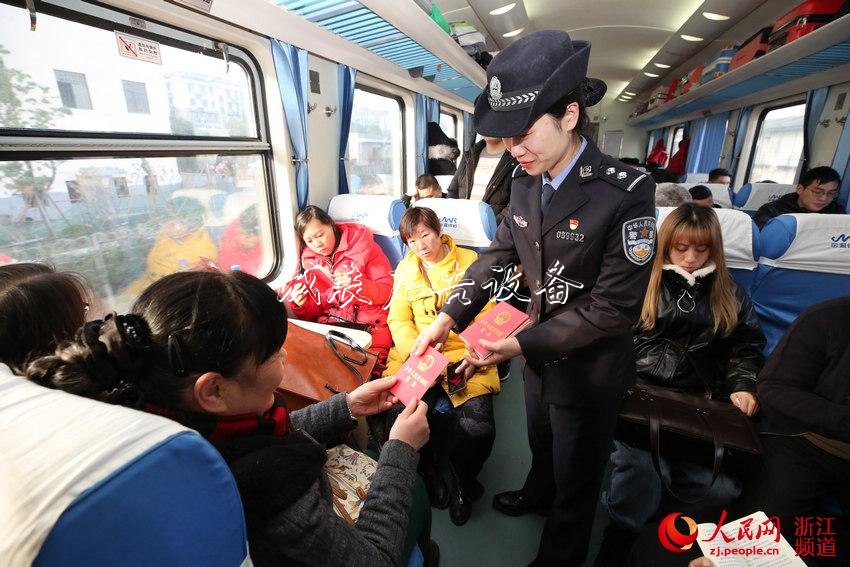 12月4日乘警在車廂內(nèi)向旅客免費(fèi)發(fā)放《中華人民共和國憲法》。韋士釗 攝