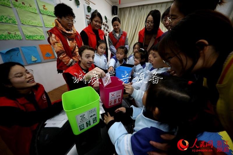 12月4日，在湖城仁皇山街道新時(shí)代文明實(shí)踐所，來自美國的教師志愿者伍爾索恩正在與孩子們進(jìn)行垃圾分類趣味互動(dòng)。（吳建勛/攝）