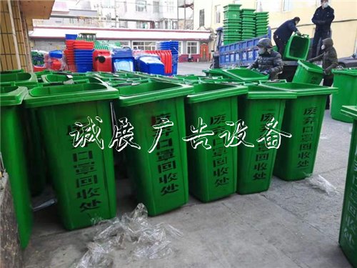 七臺(tái)河市：首批1000個(gè)密宣傳欄閉式垃圾箱投用 專收廢棄