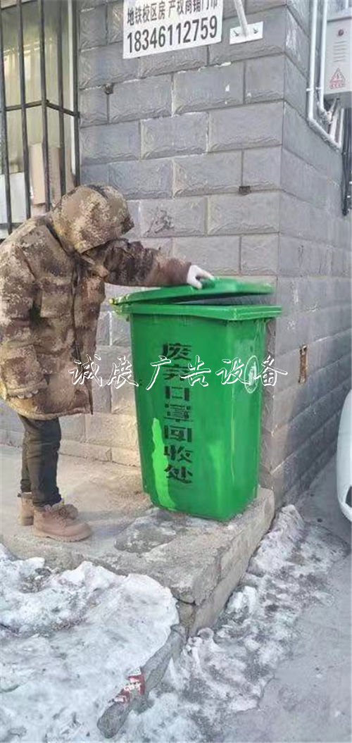 七臺(tái)河市：首批1000個(gè)密宣傳欄閉式垃圾箱投用 專收廢棄