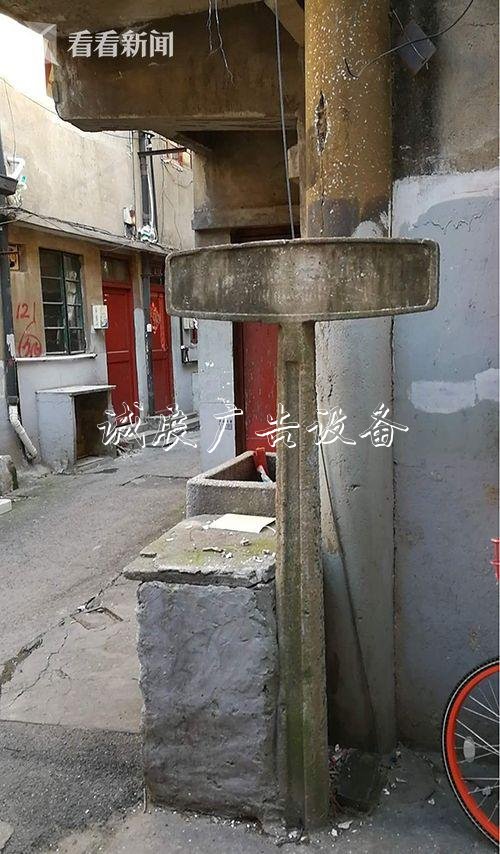 張橋舊改地塊現(xiàn)古董宣傳欄燈箱:上世紀(jì)五十年代水泥路牌