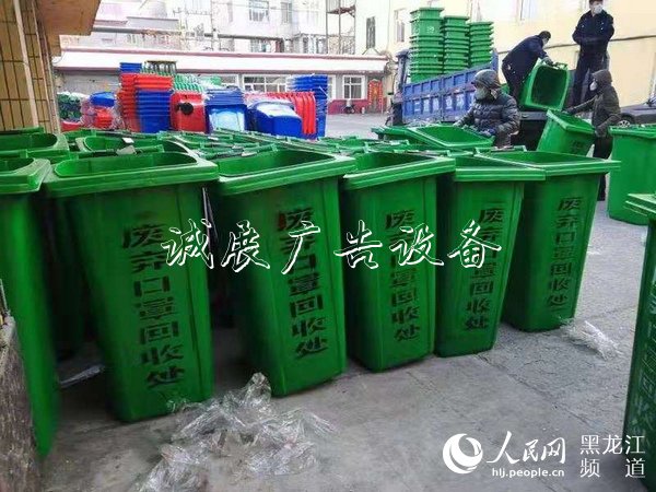 七臺(tái)河市首批1000個(gè)密閉滾動(dòng)燈箱式垃圾箱投用專(zhuān)收廢棄口罩