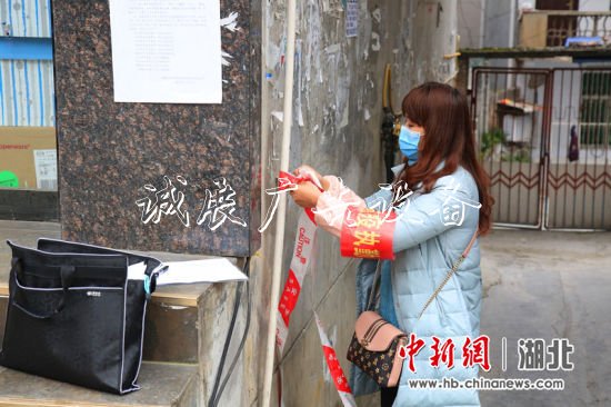 陽靜在私房片區(qū)進(jìn)出口拉警戒帶