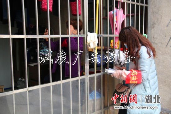 陽靜隔著鐵門了解住戶信息