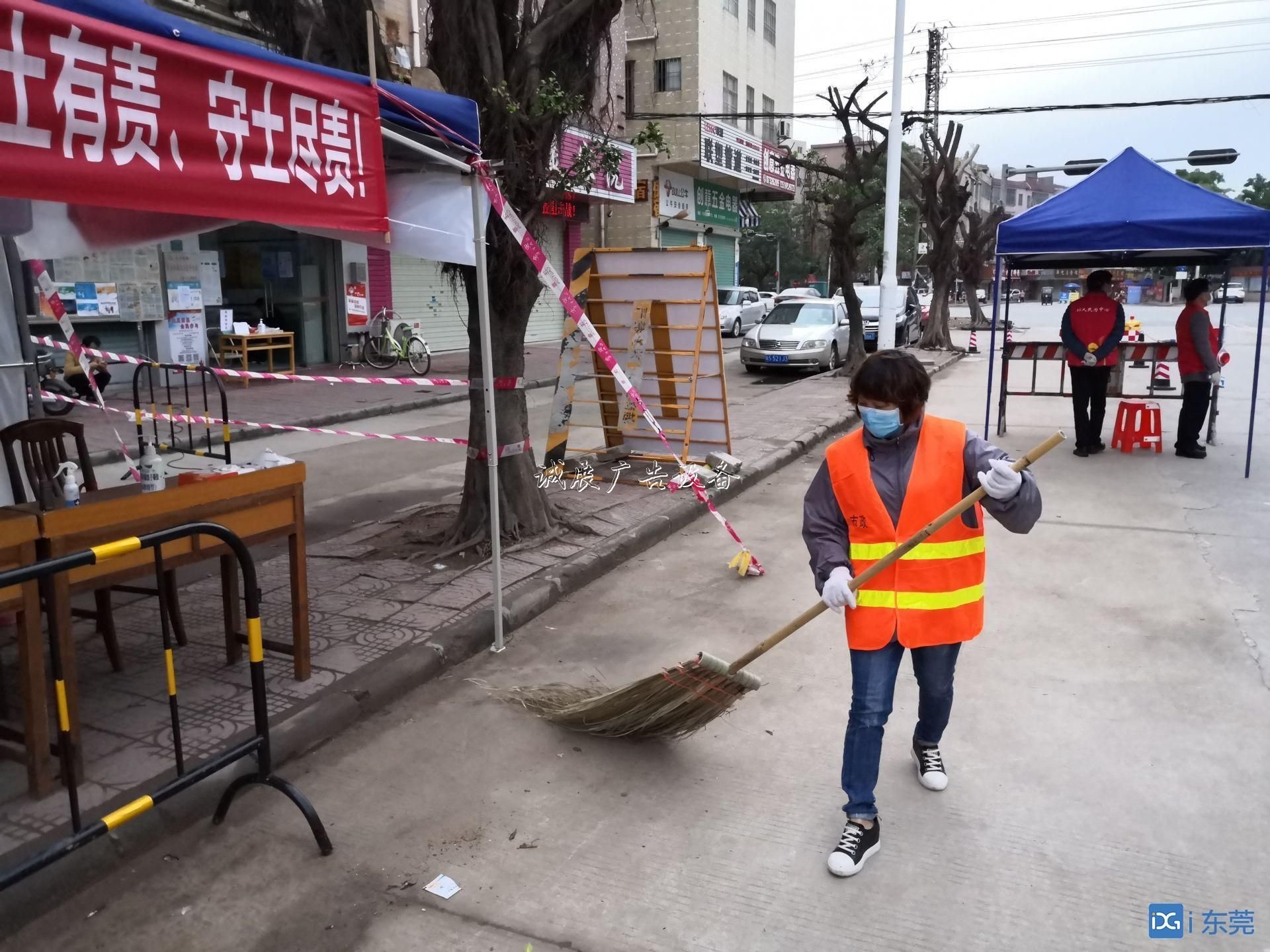 人人都恐懼的垃圾指路牌燈箱桶，他們卻天天接觸