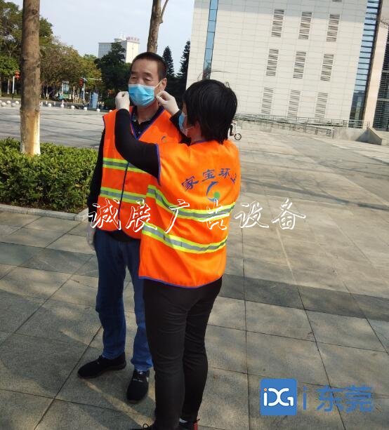 人人都恐懼的垃圾指路牌燈箱桶，他們卻天天接觸