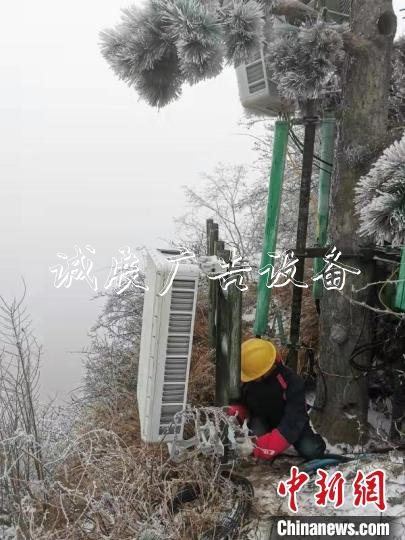 技術(shù)人員將數(shù)套每臺約100斤的AAU設(shè)備(5G天線)人工搬運至金頂 王政 攝