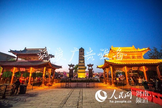 河南洛陽探索文旅融合:讓文化"活"起來　　古都洛陽已經(jīng)成了新晉“網(wǎng)紅”。　　在某視頻平臺的“打卡”榜上，洛陽高居榜眼。華燈璀璨的應天門、別具一格的九州池、古今輝映的洛邑古城，<a href=