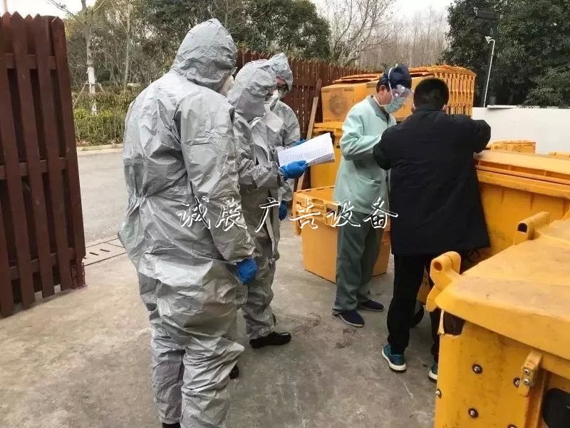 特寫(xiě) | 真硬漢！他們翻指路牌找醫(yī)廢垃圾箱，只為萬(wàn)無(wú)一失
