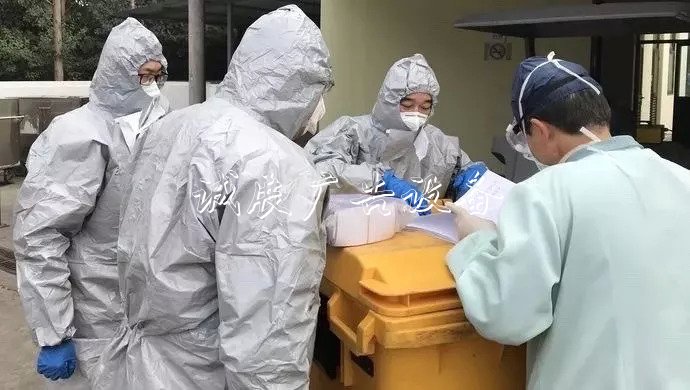 特寫(xiě) | 真硬漢！他們翻指路牌找醫(yī)廢垃圾箱，只為萬(wàn)無(wú)一失