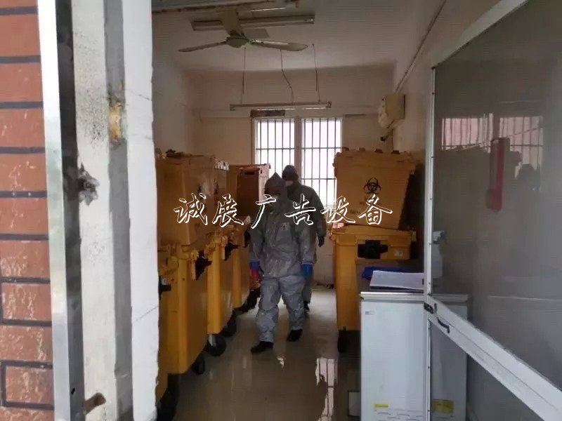 特寫(xiě) | 真硬漢！他們翻指路牌找醫(yī)廢垃圾箱，只為萬(wàn)無(wú)一失