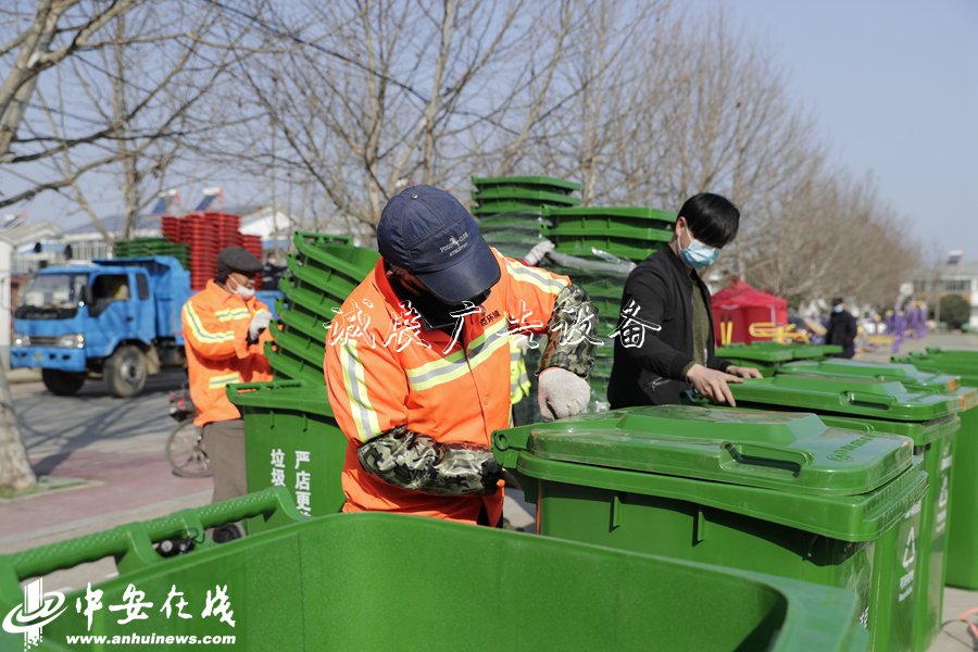 安徽肥西：優(yōu)化鄉(xiāng)村環(huán)閱報(bào)欄燈箱境 分類垃圾桶換新裝【組