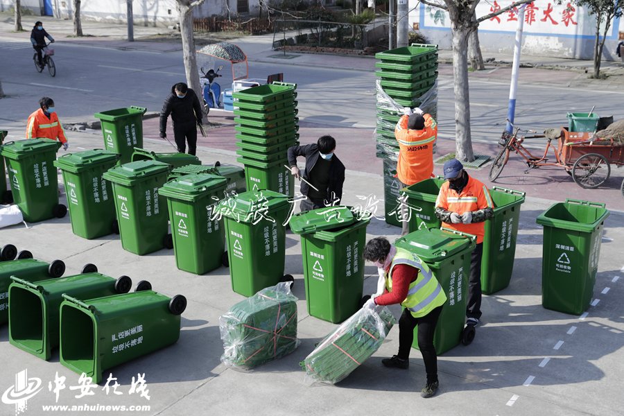 安徽肥西:優(yōu)化鄉(xiāng)村環(huán)閱報(bào)欄燈箱境 分類垃圾桶換新裝【組