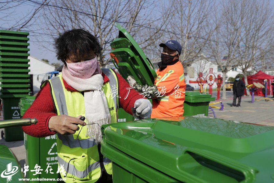安徽肥西:優(yōu)化鄉(xiāng)村環(huán)閱報(bào)欄燈箱境 分類垃圾桶換新裝【組