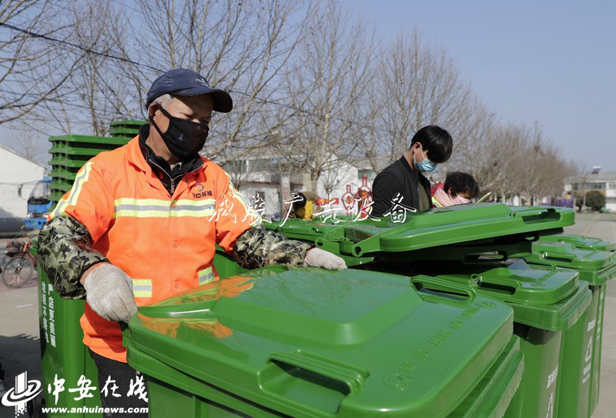 安徽肥西:優(yōu)化鄉(xiāng)村環(huán)閱報(bào)欄燈箱境 分類垃圾桶換新裝【組