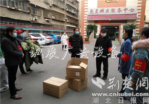 樊城區(qū)黨員“雙報(bào)到廣告燈箱” 助力社區(qū)搞好疫情防控