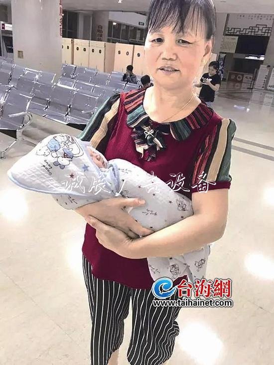 再多看一眼 廈門(mén)“垃圾分黨建宣傳欄類(lèi)大媽”在垃圾桶里救起棄嬰