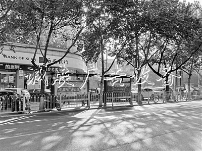 電子正街電子二路口黨建宣傳欄 公交候車亭成了“樣子貨”