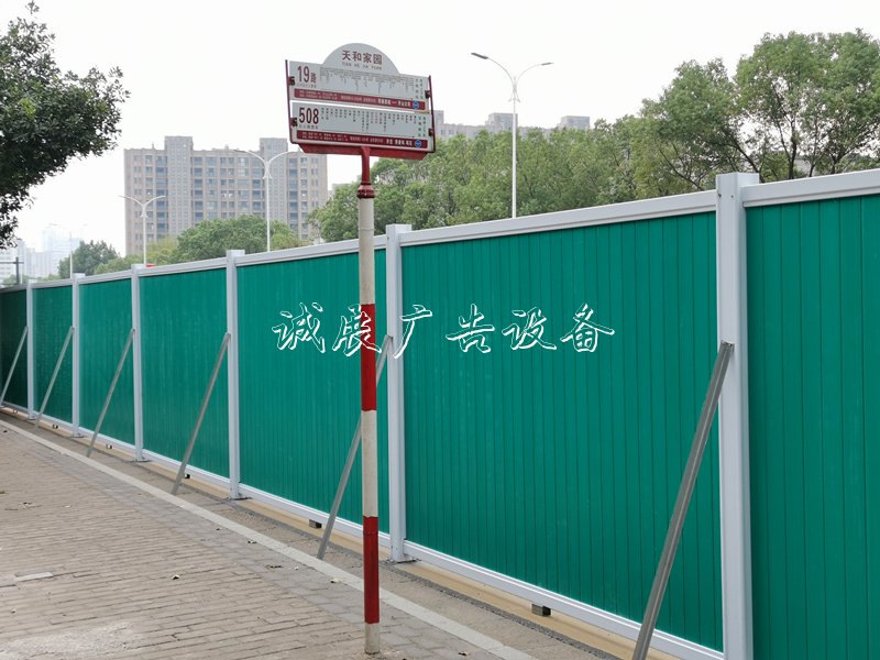 路邊屏障封住公交站臺！市民：能不宣傳欄燈箱能就近另設站臺 公交集團：附近沒有合適地方