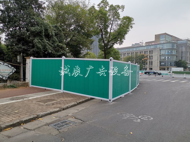 路邊屏障封住公交站臺！市民：能不宣傳欄燈箱能就近另設站臺 公交集團：附近沒有合適地方