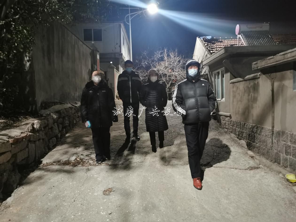 “嚴(yán)”字防控不馬虎指路牌燈箱 王哥莊黃泥崖社區(qū)暖心保障