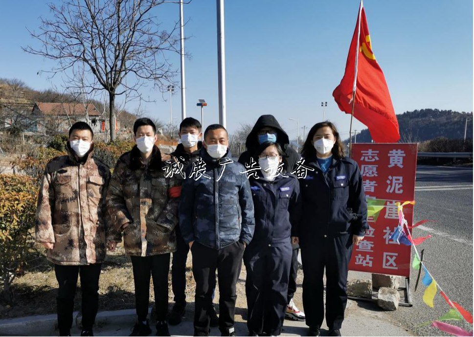 “嚴(yán)”字防控不馬虎指路牌燈箱 王哥莊黃泥崖社區(qū)暖心保障