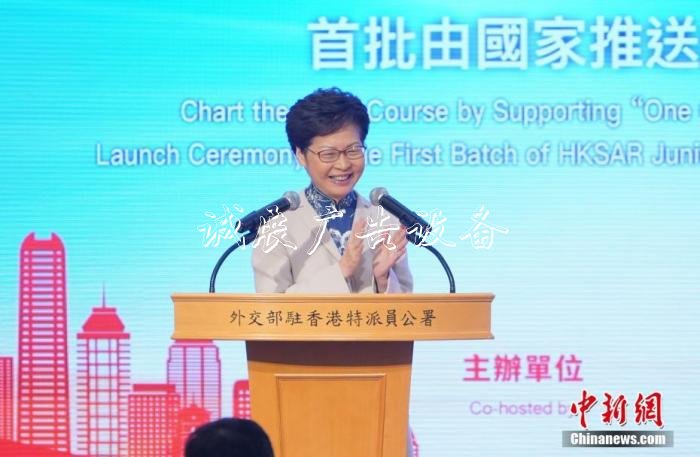 林鄭月娥慰問香港警隊分類垃圾亭：正義永遠站在我們這一