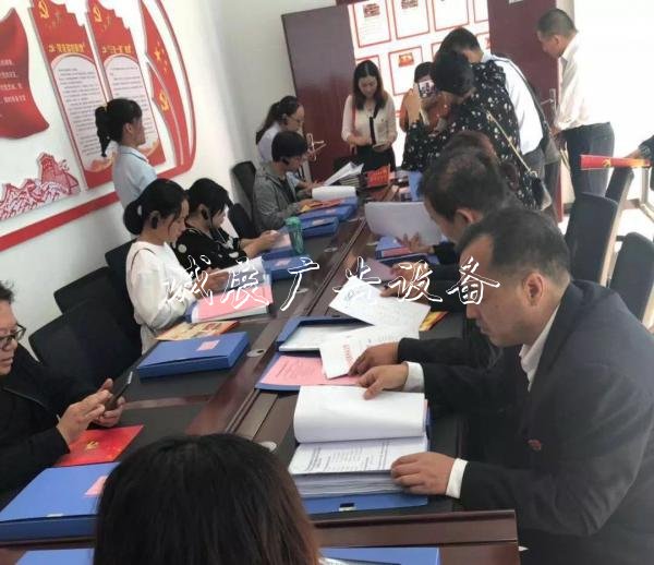 周至縣直機關(guān)工委到縣行政審批服務(wù)宣傳欄廠家局開展機關(guān)黨建“互查、互評、互學(xué)、互促”活動