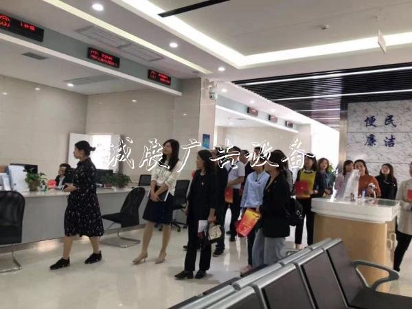 周至縣直機關(guān)工委到縣行政審批服務(wù)宣傳欄廠家局開展機關(guān)黨建“互查、互評、互學(xué)、互促”活動