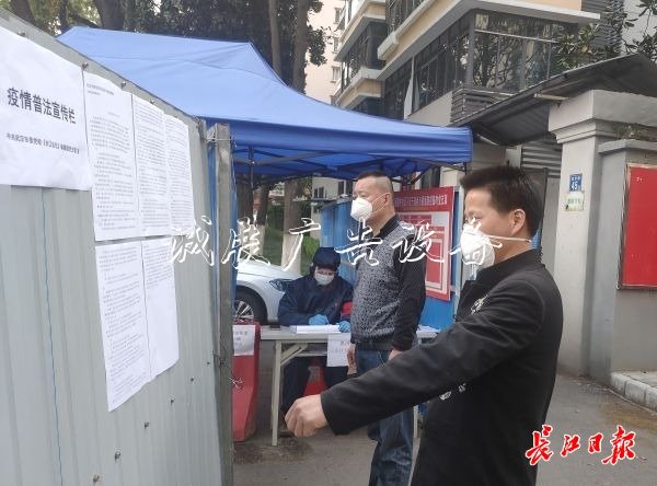 這個社區(qū)有面“戰(zhàn)疫宣黨建宣傳欄傳欄”，團購信息、便民