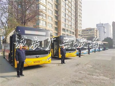 蘭州公交“精致車組”20輛公交社區(qū)宣傳欄車昨日發(fā)車 10座精致款候車亭也建成投運(yùn)