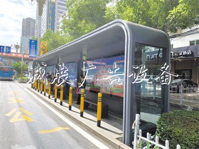 蘭州公交“精致車組”20輛公交社區(qū)宣傳欄車昨日發(fā)車 10座精致款候車亭也建成投運(yùn)