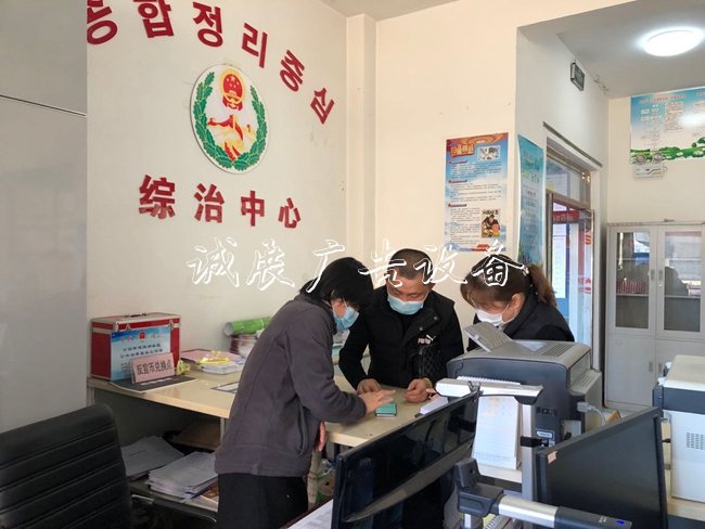 延吉市恒潤社區(qū)開滾動式燈箱展大學生征兵宣傳工作