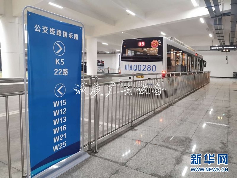 @成都溫江市民 快速公路燈燈箱交K5線開到“家門口”了