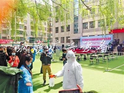 各學(xué)校準(zhǔn)備好了分類垃圾亭 初三今日開(kāi)課！